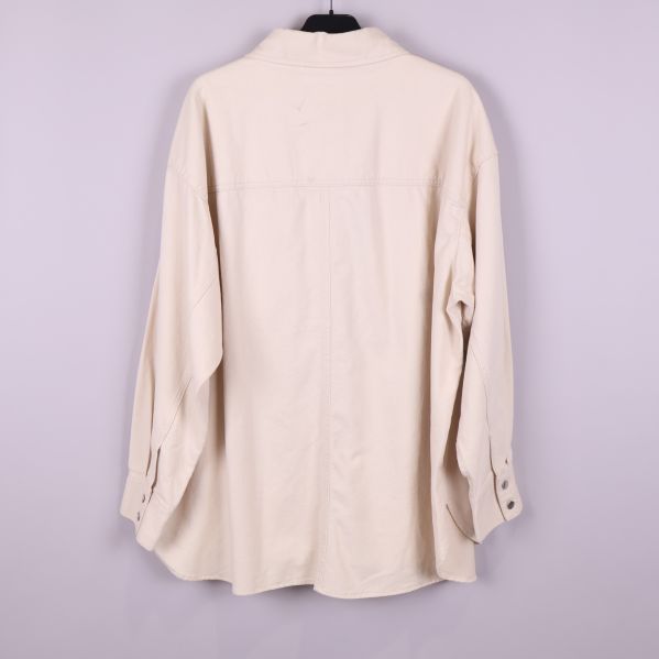 Baksidan på beige skjortjacka med rak rygg