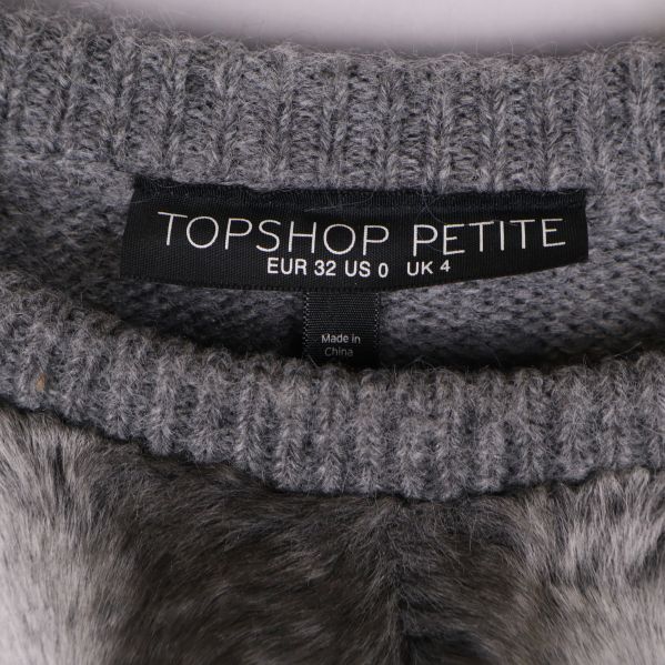 Närbild på Topshop Petite-märkeslapp i kragen