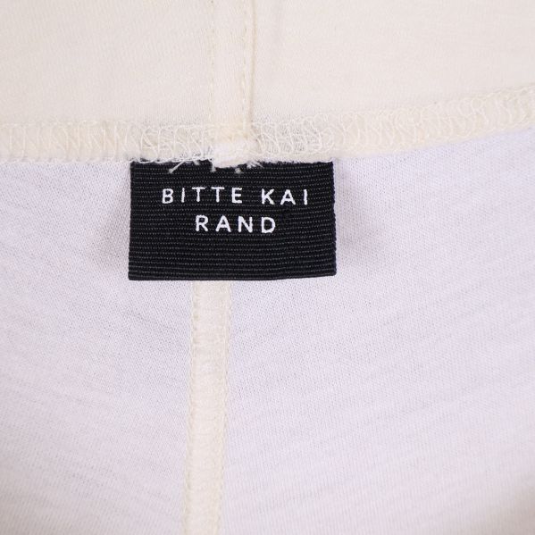 Närbild på svart etikett med text Bitte Kai Rand