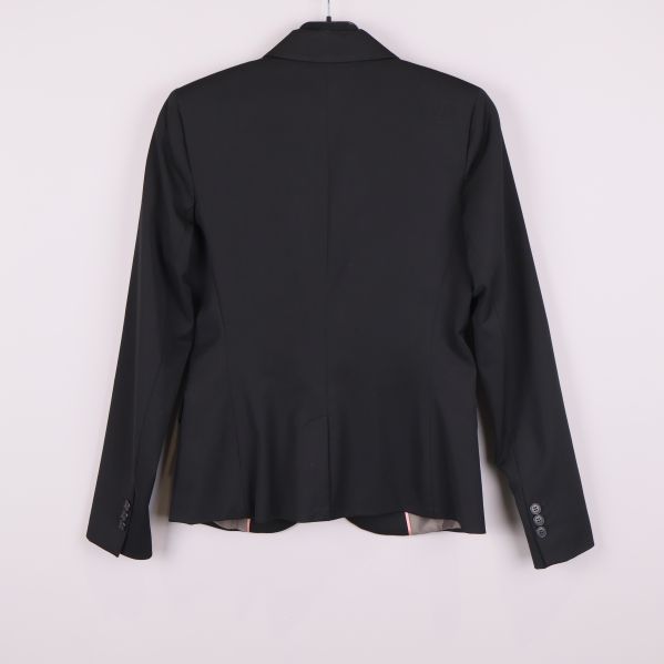 Baksidan på svart kavaj med enkla detaljer