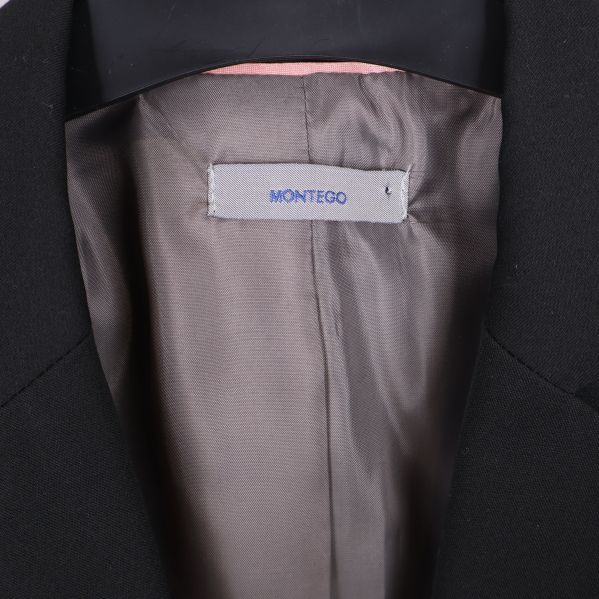 Närbild på Montego-märke insytt i kavajens foder