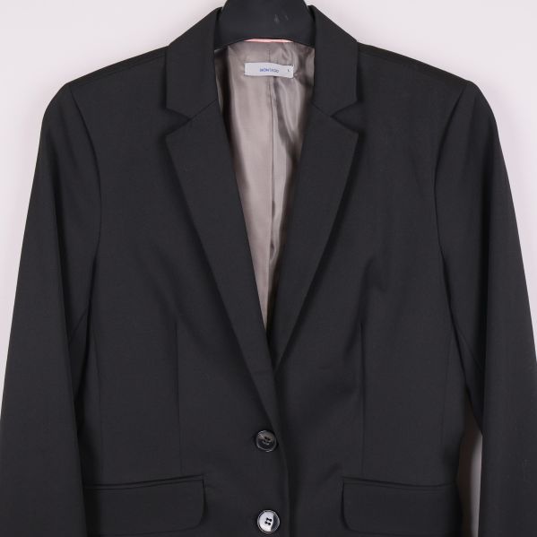 Kavaj med två knappar och klassiska slag i närbild