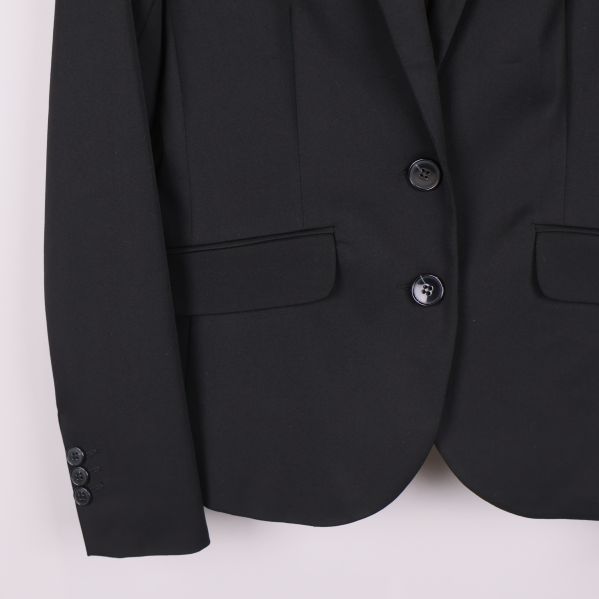 Kavajens nederkant och ärmslut med knappar