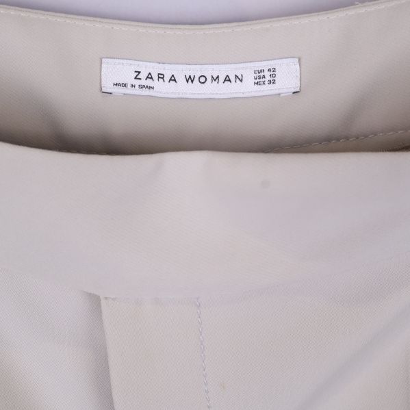 Närbild på etikett Zara Woman på insidan