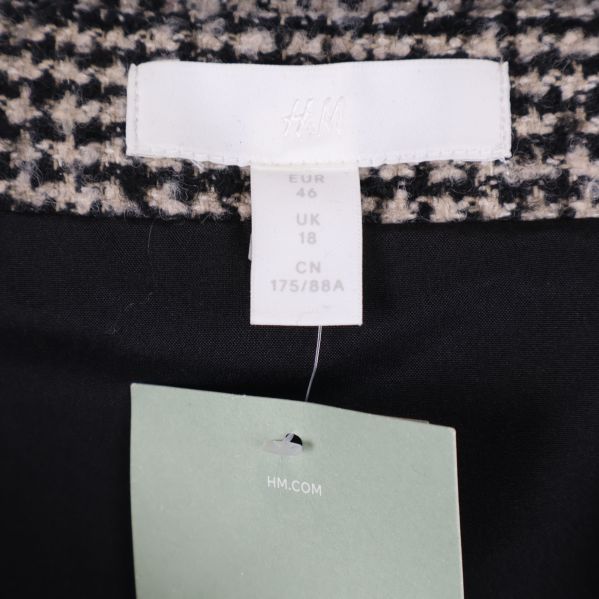 Storleksetikett från H&M inuti kjolen visar EU 46