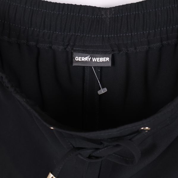 Närbild på linning med GERRY WEBER-märke på byxorna