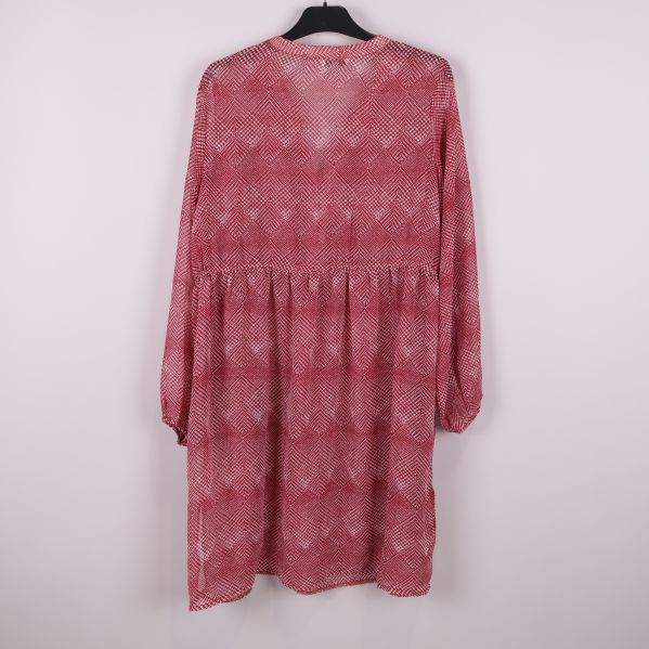 Rödvit tunika med grafiskt mönster sedd bakifrån