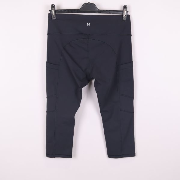 Baksida av svarta capri tights med sömdetaljer