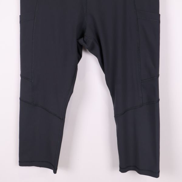 Närbild på underdelen av benen på svarta tights