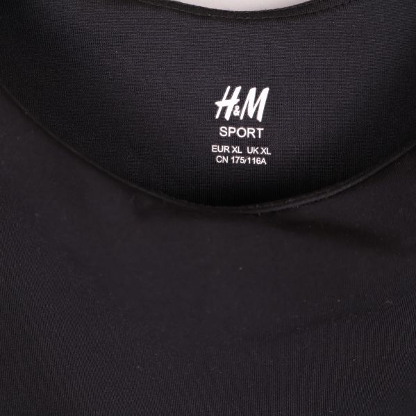Närbild av H&M sport-bh storlek XL i nacken