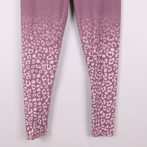 Ben på tights med övergång till leopardmönster