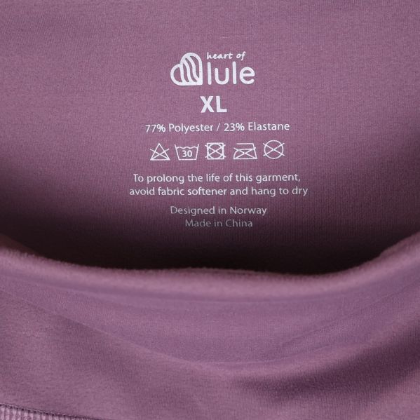 Närbild av logotyp och materialinformation i tights