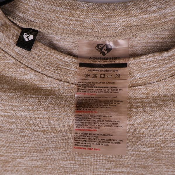 Närbild på etikett med materialinformation och tvättråd