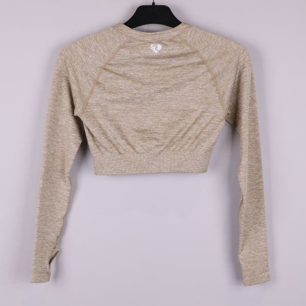 Baksida av croppad beige långärmad tröja