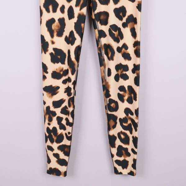Benparti på leopardmönstrade tights i närbild