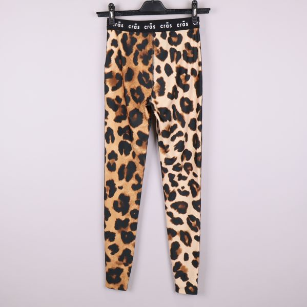 Baksidan av leopardmönstrade träningstights