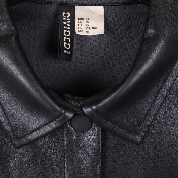 Närbild på krage och etikett Divided H&M