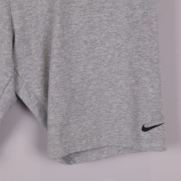 Närbild på Nike-logotyp på vänstra benet i svart