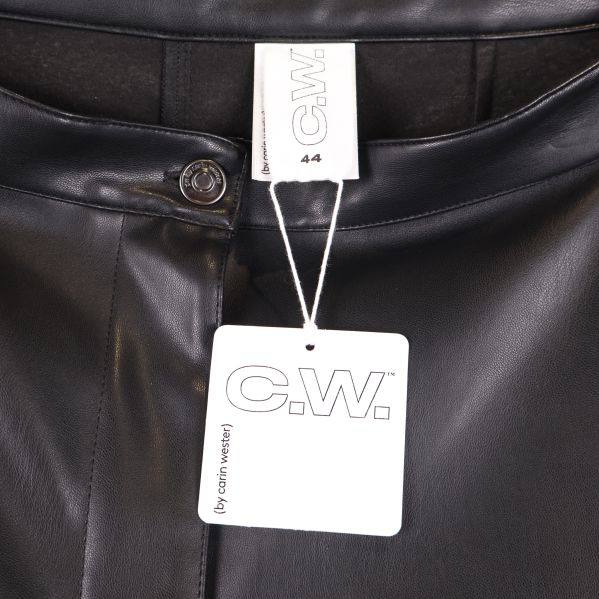 Närbild på etikett med C.W. logotyp och storlek 44