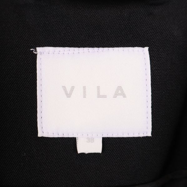Närbild på VILA-märke i vit färg på insidan