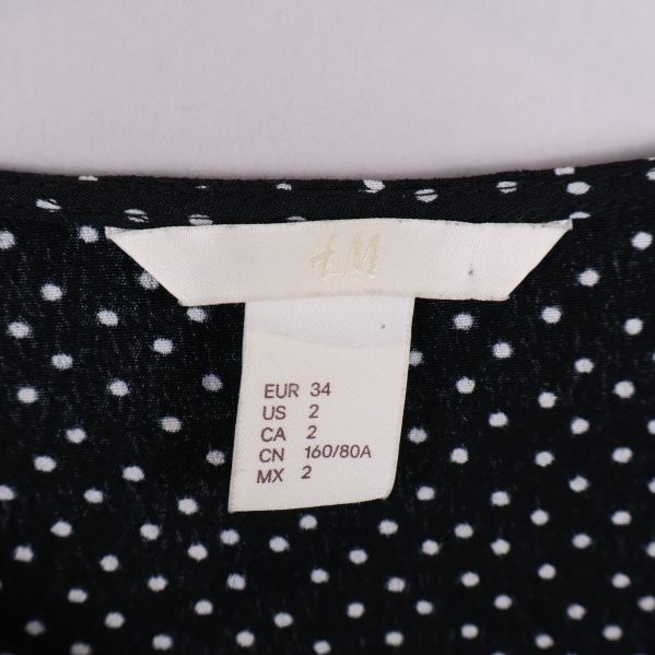 Storleksetikett visar EUR 34 och H&M