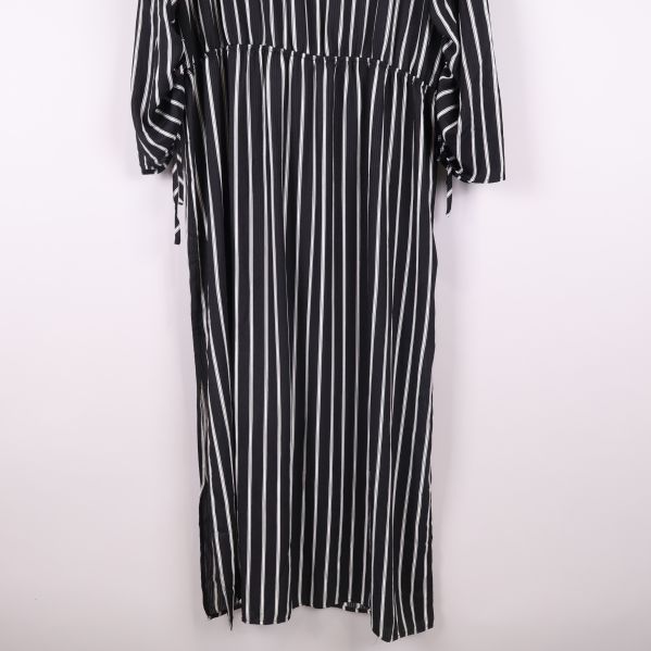 Nederdel på svartvit randig klänning