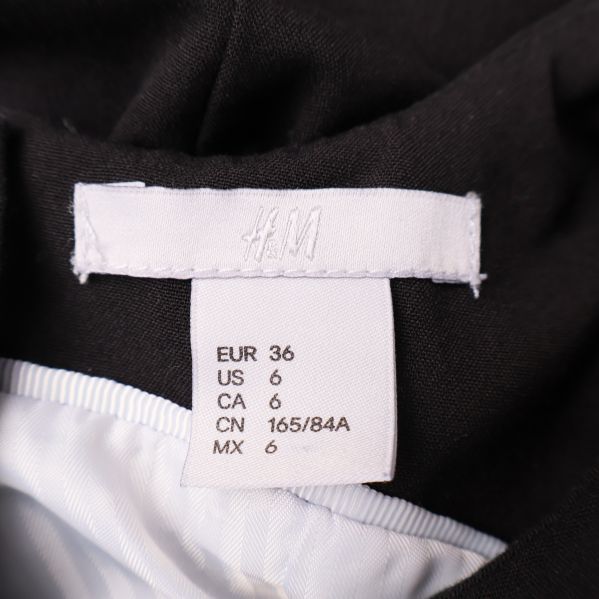 H&M etikett visar storlek 36 i klänningens innerkrage