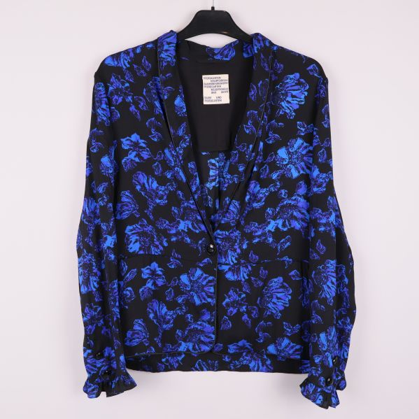 Blommig blå och svart blus framifrån