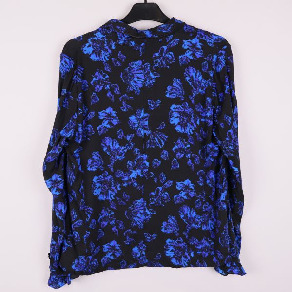Blommig blå och svart blus bakifrån