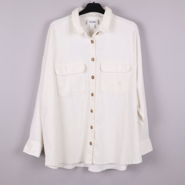 Vit skjorta på galge med stora bröstfickor