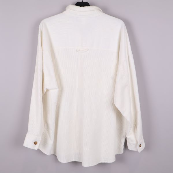 Baksida av vit skjorta på galge