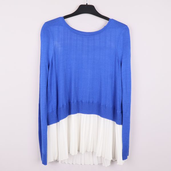 Framsidan av blå tröja med vit plisserad kant