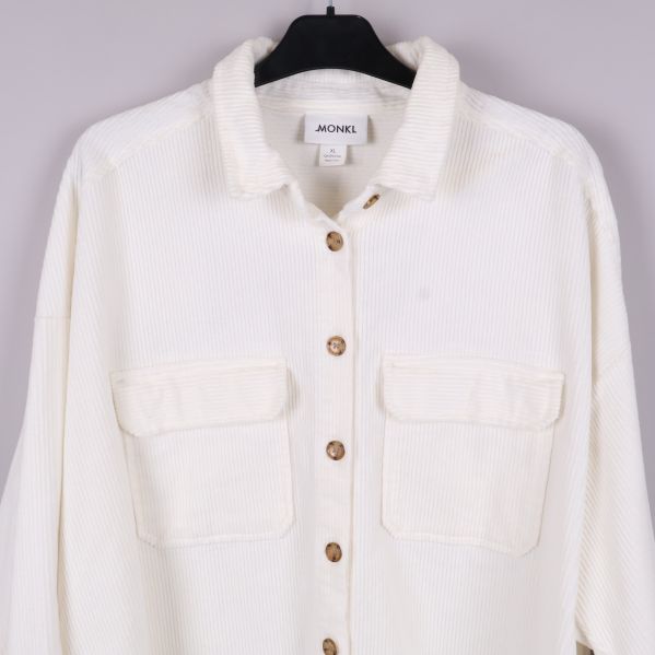 Överdel av vit skjorta med bröstfickor och knappar