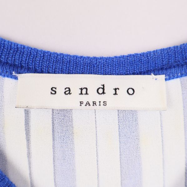 Närbild på Sandro Paris-märket i nacken