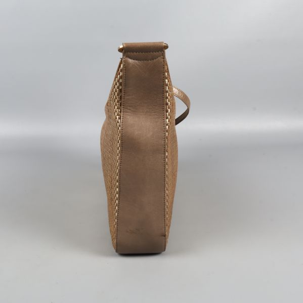 Sidan av axelremsväskan med slät bronsyta