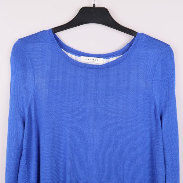 Detaljbild på tröjans halsringning och axel