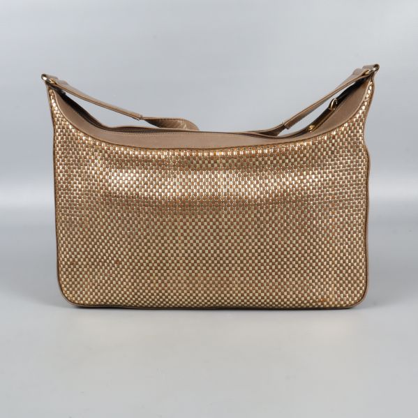 Baksidan av bronsfärgad väska med rutnätsmönster