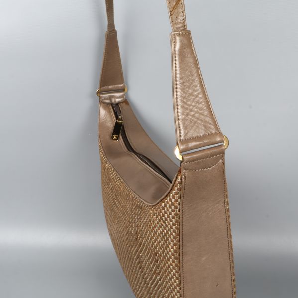 Öppning på axelremsväska med dragkedja och mönstrad utsida