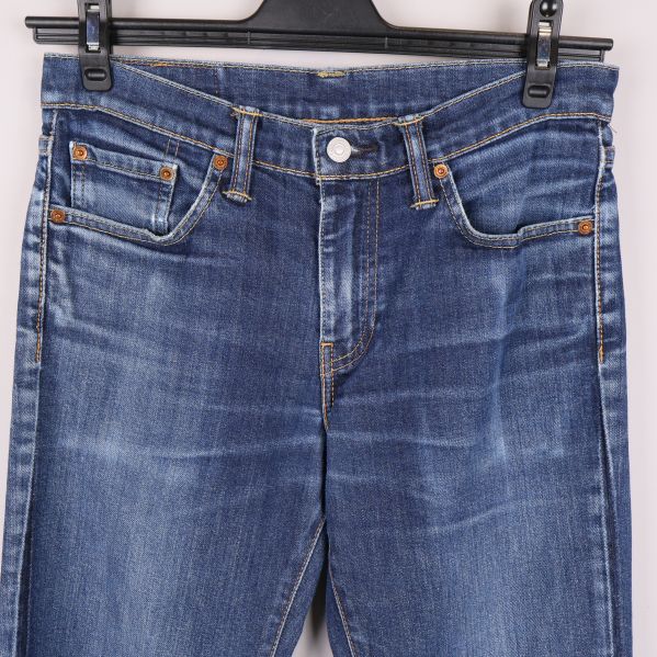 Närbild på framficka och linning av jeans