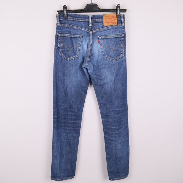 Baksidan av blåa jeans med läderetikett