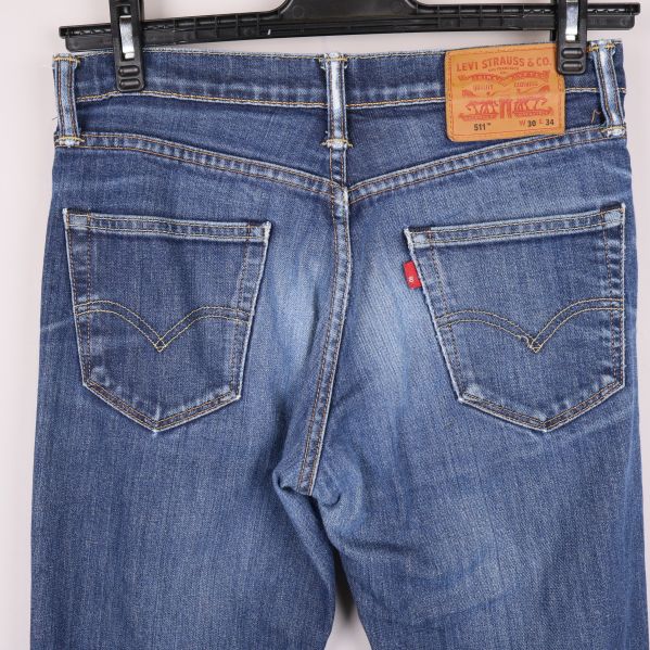Närbild bakficka och Levi's läderetikett på jeans