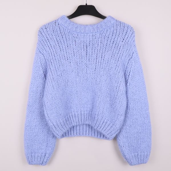 Ljusblå stickad tröja framifrån på galge
