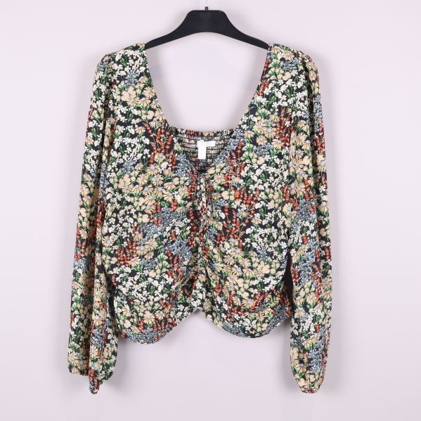 Framsida på blommig långärmad blus med smock