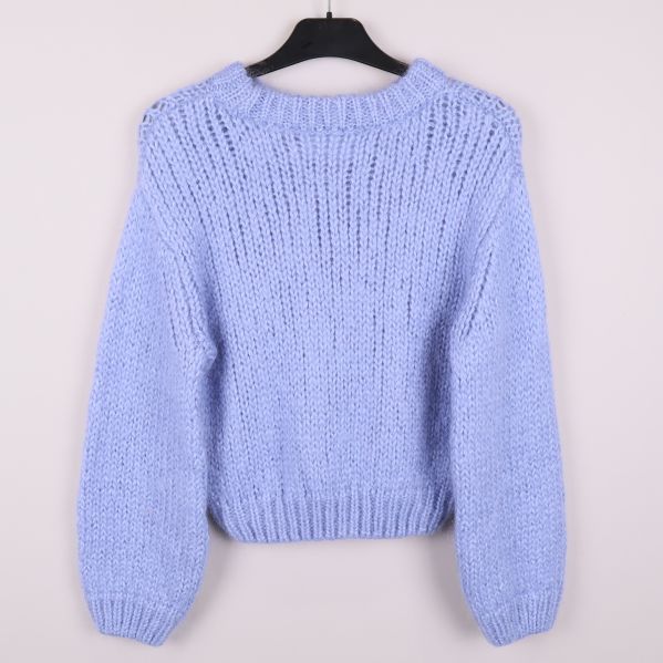 Ljusblå stickad tröja bakifrån på galge