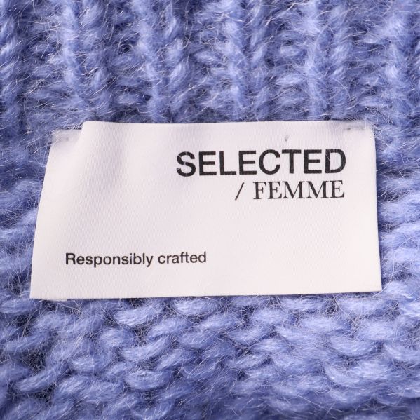 Närbild på SELECTED FEMME-etikett i tröjan