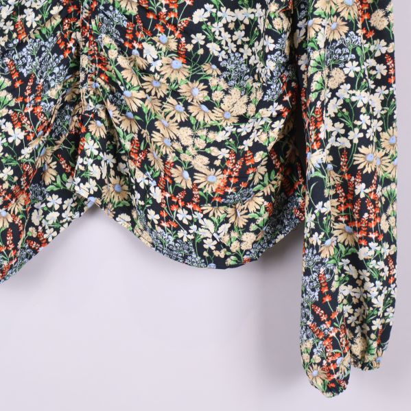 Nedre del och fåll på blommig blus med smock