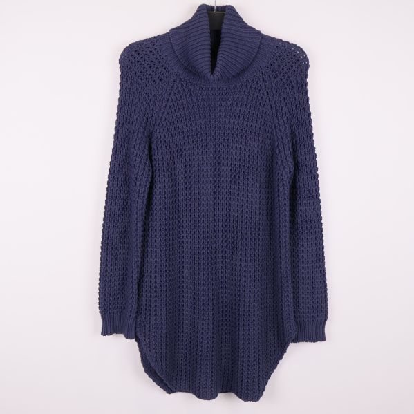 Mörkblå stickad polotröja med lång ärm framtill