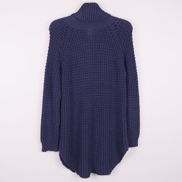 Mörkblå stickad polotröja sedd bakifrån