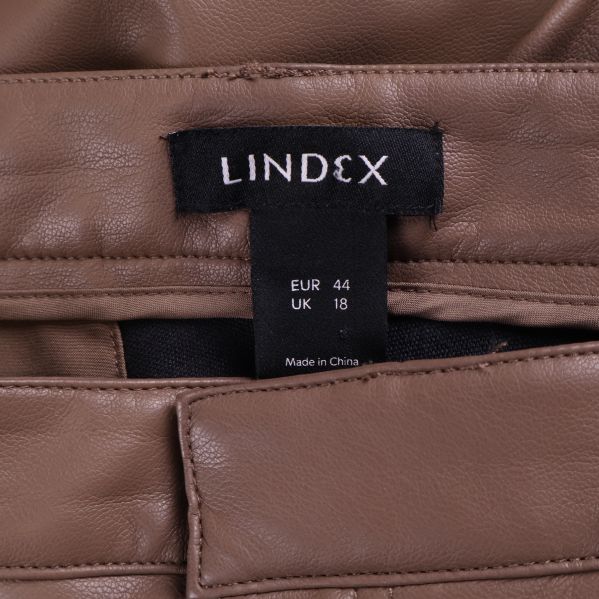 Närbild av Lindex-etikett och storlekslapp EUR 44