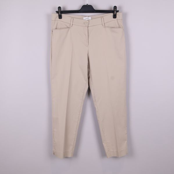 Beiga byxor framifrån med stängd gylf och fickor